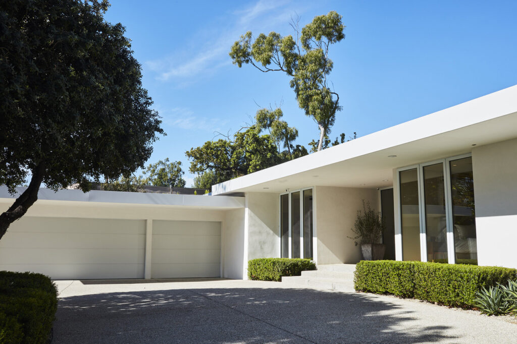 Where Innovation Meets Timelessness: The Allure of Modern & Contemporary Homes